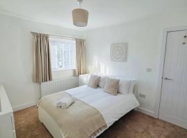 3 Bedroom Village Stay - Contractor and Professional Friendly Extended Stay Workspace, hotel in Kippax