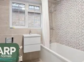 Near Town Centre, Big Patio, Free Parking Sleeps 8