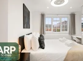 Near Town Centre, Big Patio, Free Parking Sleeps 8