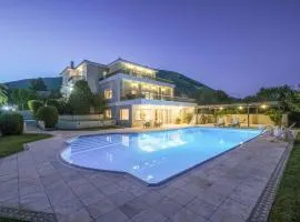 Supreme and Classy Pool Residence