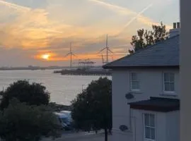 Charming 2BD Mins From Station