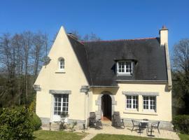 Fontaine Blanche River View, Large Patio & Garden in Central Brittany with Starlink WiFi, hotel i Treffrin