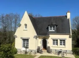 Fontaine Blanche River View, Large Patio & Garden in Central Brittany with Starlink WiFi