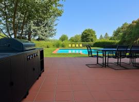 Luxury House with Pool, Garden, AC & Sauna, hotel in Perchtoldsdorf