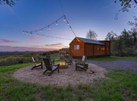 Panoramic Paradise - Hot Tub, hotelli kohteessa Brookville