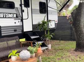 Modern Luxury RV Retreat, Your Cozy Tiny Home, hotel in Margate