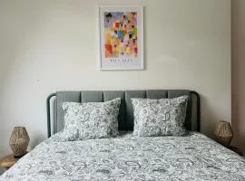 The Downtown Experience - 2 BR, Bright, Spacious & Central