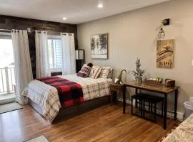B213 Stylish Loon Mountain Studio Condo with Pool and Hot Tub