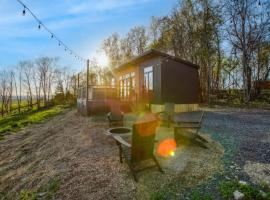 Alpine Abode - Hot Tub, Nature, hotelli kohteessa Brookville