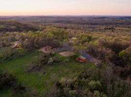 Sanctuary Summit - Hot Tub, hotelli kohteessa Brookville