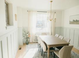 Lady Grey Cottage - Hot Tub, hotel in Safe Harbor