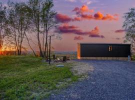Skyline Serenity - Hot Tub, hotelli kohteessa Brookville