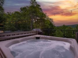 Evergreen Escape - Hot Tub, hôtel à Shippenville