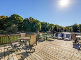 Dock, Views and Fire Pit Retreat on Lake Norman, hotel v destinaci Webbs