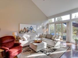 Eagle Crest Retreat Creekside Townhome with Hot Tub, hôtel à Redmond