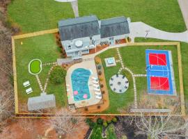 5 Bdrm Family Retreat, Pool, HotTub, Golf, Firepit, ξενοδοχείο σε Greensboro