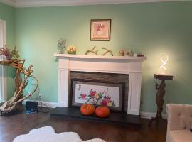 Suite in Lakeside house, hotel in Alpharetta