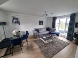Spacious 3BR Home with Large Garden - Ashford, Kent, Hotel in Kennington