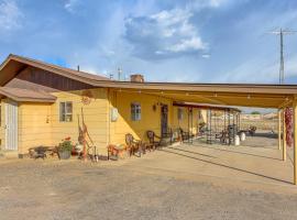 On 17-Acre Lot with Barn and Patio Rural Aztec Home, hotel en Aztec