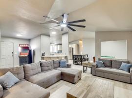 Golf, Fish and Unwind! Group Getaway in Fort Mohave, hotel v destinaci Mojave City