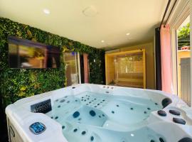 Suite avec jacuzzi et sauna, Hotel in Bagnols-en-Forêt