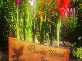 Saratoga beach cabin with hot tub, vakantiepark in Oyster Bay