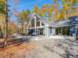 Beaches, Golf and More Family Home on Frye Island!, ξενοδοχείο σε Frye Island