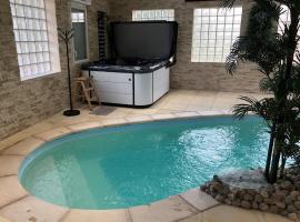 House 4 bedrooms Indoor pool, Hotel in Villemeux-sur-Eure