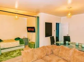 Spacious 3 Bedrooms 7 Beds Maisonette with 1 Bathroom 1WC 4 Smart TV's with Adaptable Lounge Area Tram access near Salford Quays and MCR City Centre