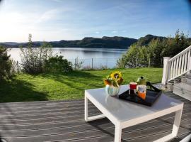 Charming house by the sea, Hotel in Svenevik