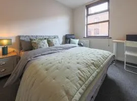 Spacious 4-Bed Modern House - Long Stay Discounts - Walk to Wigan Town & Trains