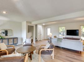 19 Mi to Kansas City Group Retreat with Game Room!, hotel in Blue Springs