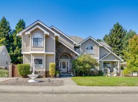 3 Mi to Sequoia Park Zoo Spacious Home with Sunroom, hotel v mestu Eureka