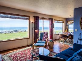 Oceanfront Wave Watching with Hot Tub! Beyond the Sea, hotel a Yachats