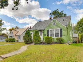 1 Mi to Dtwn Burlington Modern Home with Yard!、バーリントンのホテル