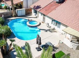 Relaxing Oasis, 4BR, 2BA with Pool and Hot Tub, caba&ntilde;a en Las Vegas