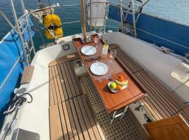 El Velero, barco en Puerto Calero