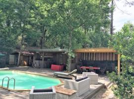 Cap Ferret Villa Grand Chalet Bois, hotel in Lège-Cap-Ferret