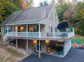Pet-Friendly Home with Hot Tub Near Cranmore!