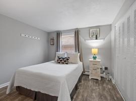 Stylish 1st Flr 1Bed Condo-Close to Downtown Dover，位于多佛的酒店