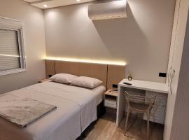 MODERNO Studio quadra mar no centro de Matinhos, hotel in Matinhos