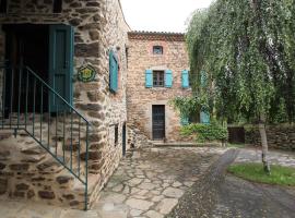 Gîte familial avec grande terrasse à Auzat, proche baignades et sites historiques - FR-1-582-183, ξενοδοχείο σε Villeneuve-dʼAllier