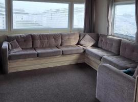 Homely 8 Berth Caravan At Harts Holiday Park In Kent Ref 74069B, hotel in Leysdown-on-Sea