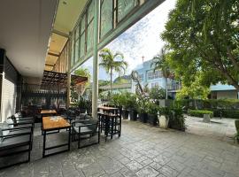 By the Beach Hostel, hotel bajet di Pulau Phi Phi