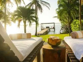 7BR Beautiful Waterfront Villa - Perfect Getaway