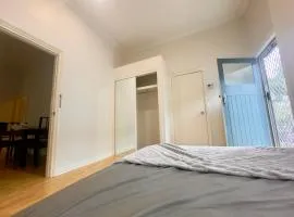 Studio room ensuite bathroom Brisbane City near Kangaroo Point and Gabba Cricket stadium