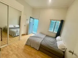 Studio room ensuite bathroom Brisbane City near Kangaroo Point and Gabba Cricket stadium