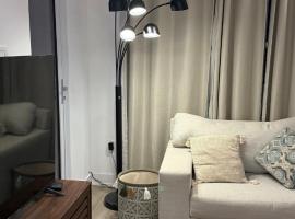 1 Bdr-Den spacious Full luxury apartment, hotel in Oakville