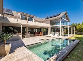 4 bedroom villa in secure estate with lake views โรงแรมในHarmony