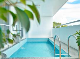 ホワイトヒルズ, Hotel in Tomigusuku